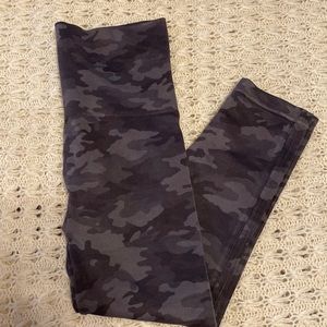 NWOT SPANX capri workout leggings. Grey camo. Size XL. Excellent condition.